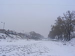 冬雪河堤摄影图片