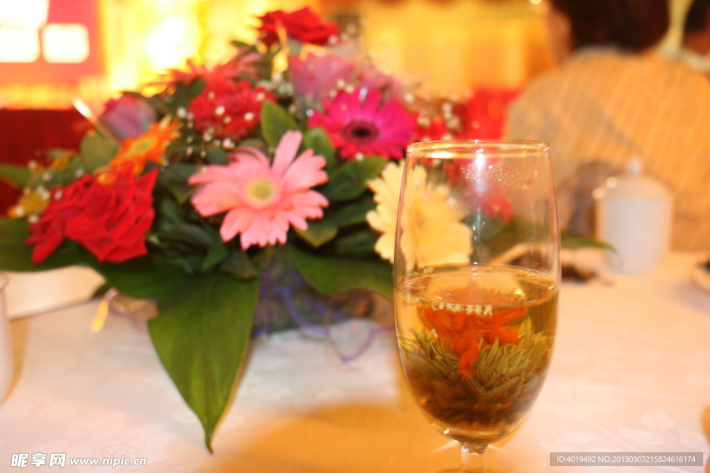 花和高腳杯