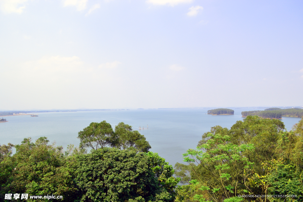 遠(yuǎn)眺湖面