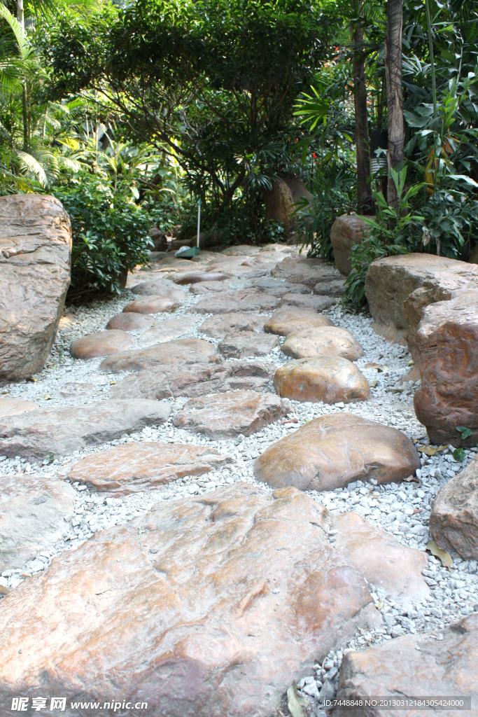 公園風(fēng)景石路