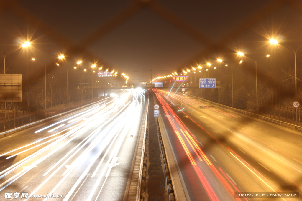 夜景 疾馳車流