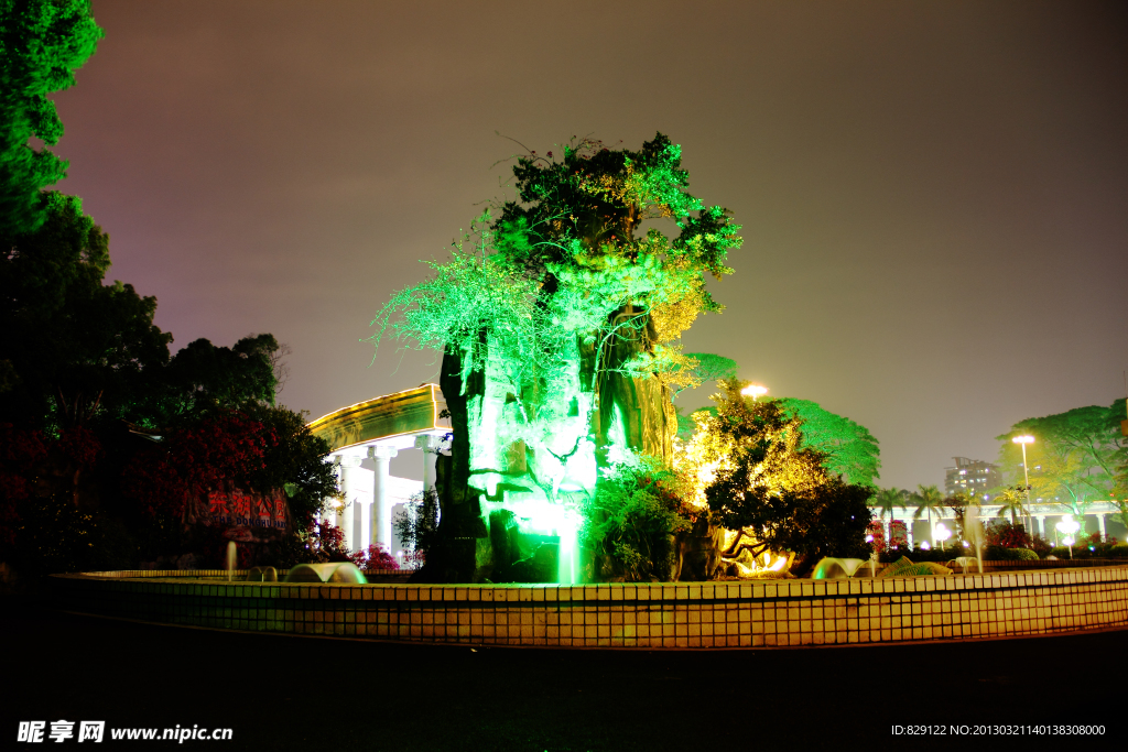 公園假山夜景