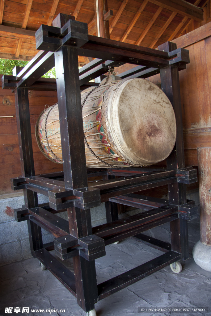 少數(shù)民族木桶鼓