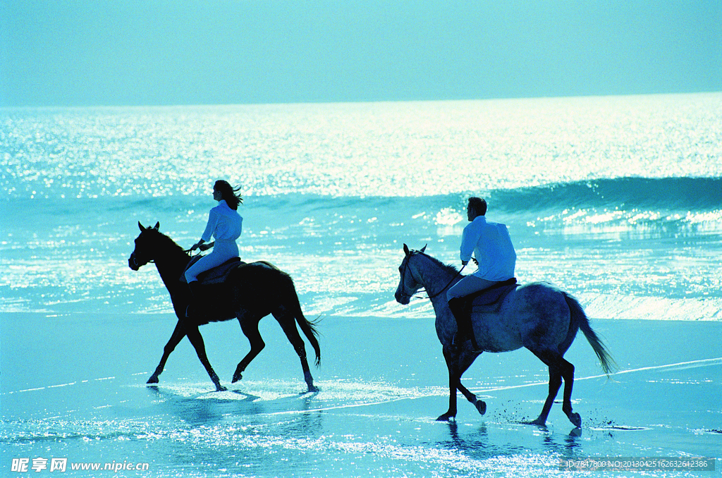 海邊騎馬情侶