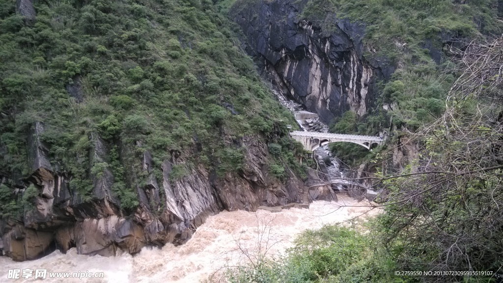 虎跳峽風景圖