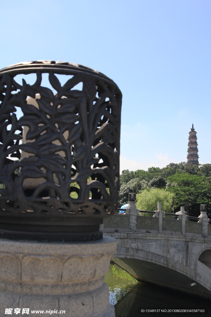 路燈和寶塔