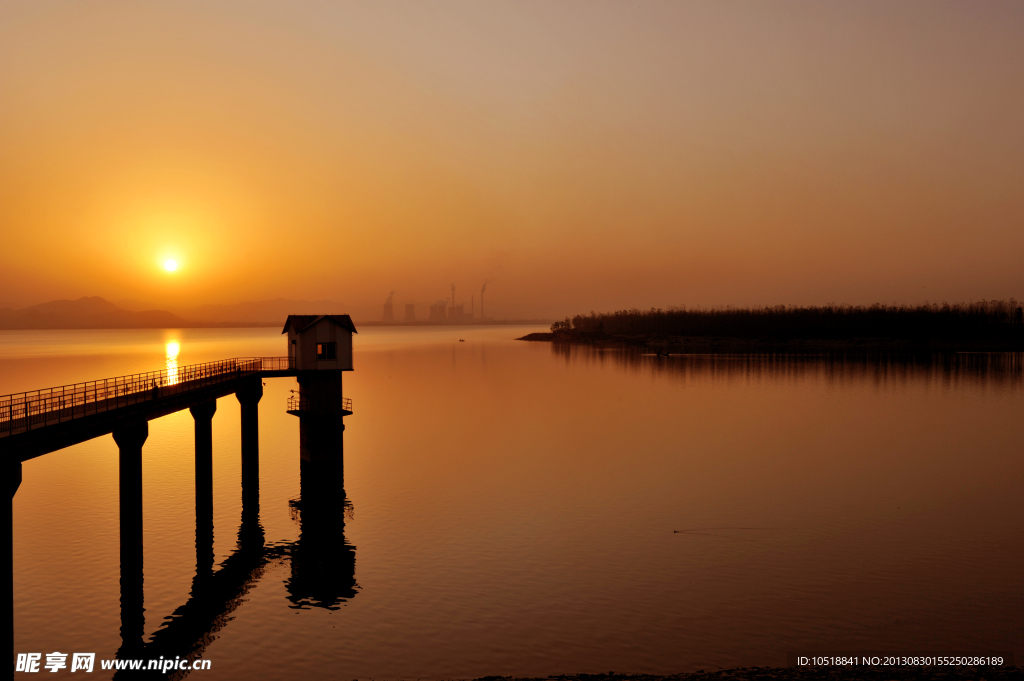 湖面夕陽