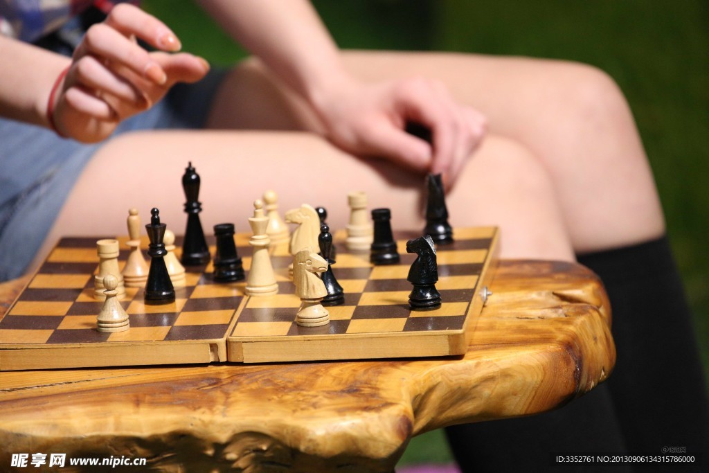 下國際象棋的美女