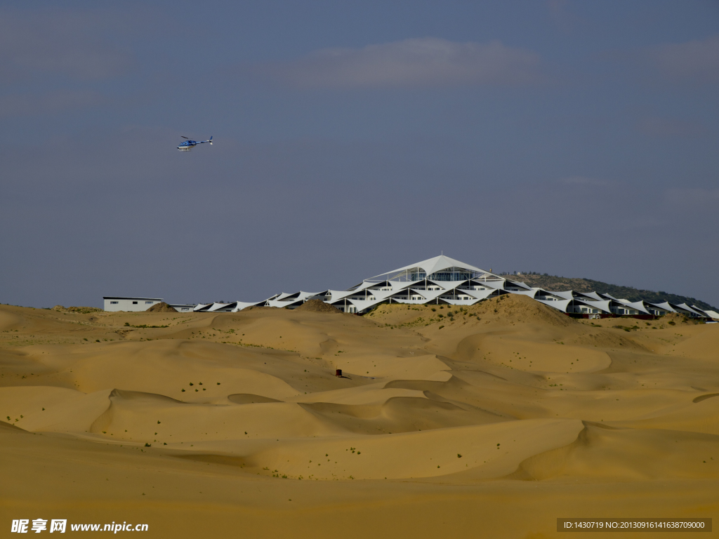 沙漠里的直升飞机