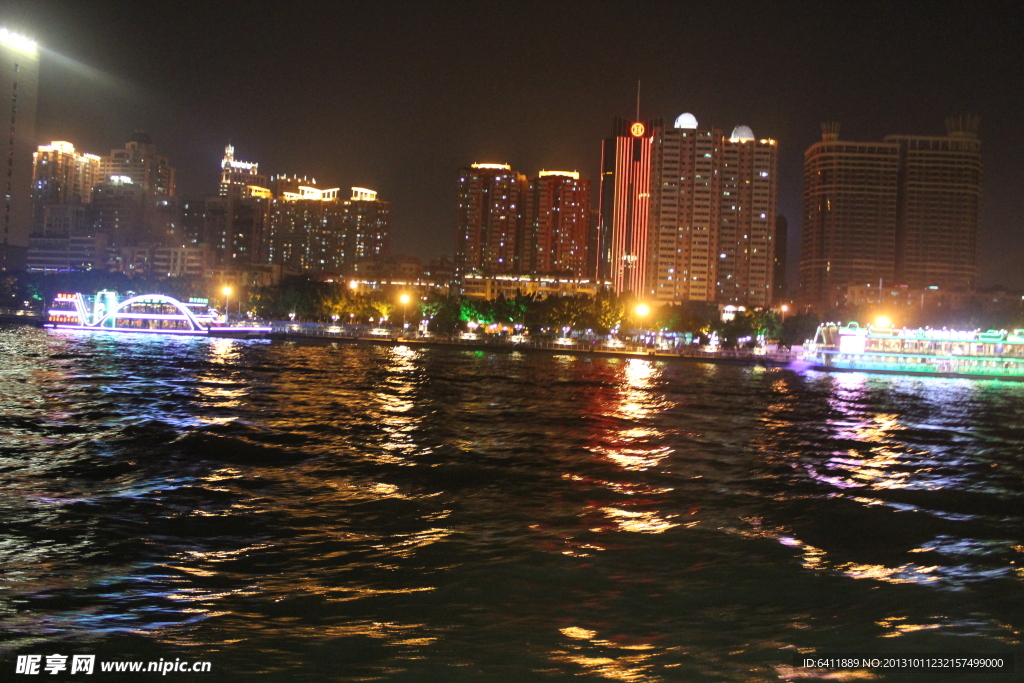 城市江邊夜景