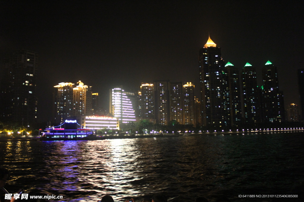 都市江邊夜景
