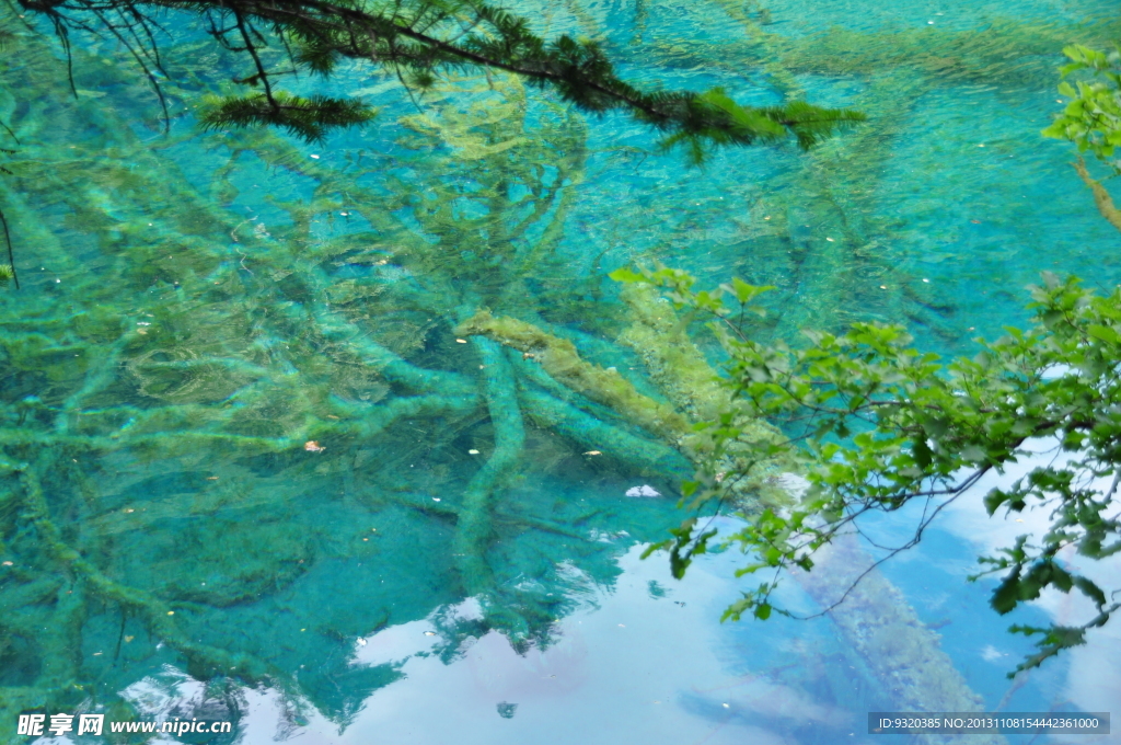藍色湖水