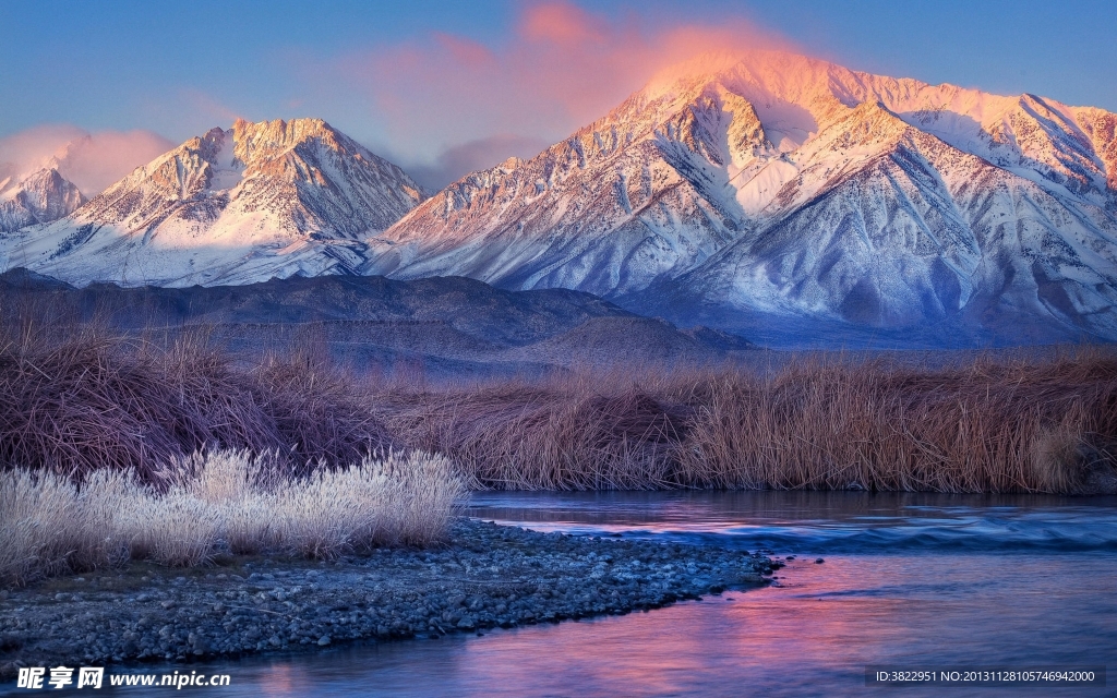 雪山河流