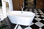 简约现代风格的浴缸