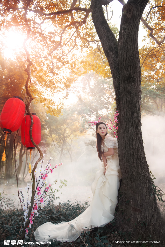 美女 白色婚莎 寫真 戶外 森林 清晨