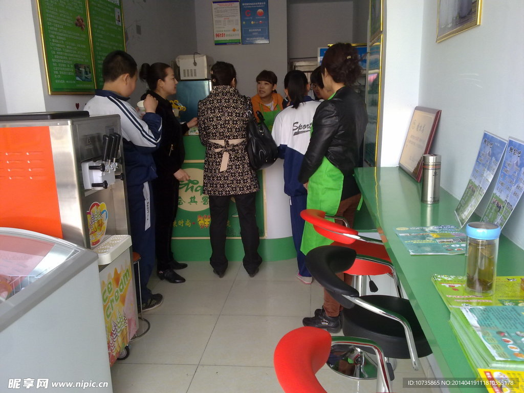 鮮奶吧加盟店營業中