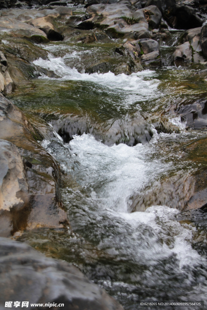 通城县黄袍山峡谷溪水