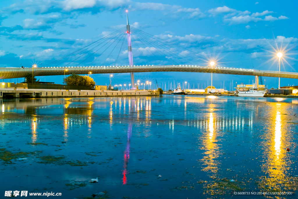 跨江大橋