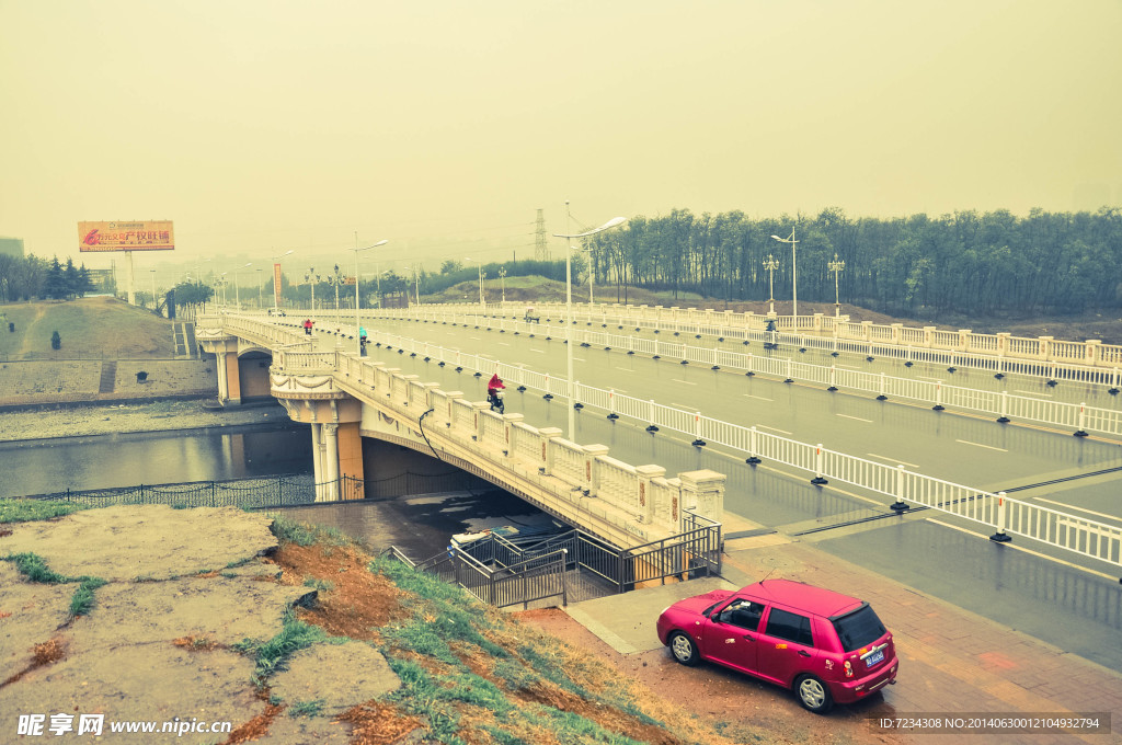 紅色汽車和橋