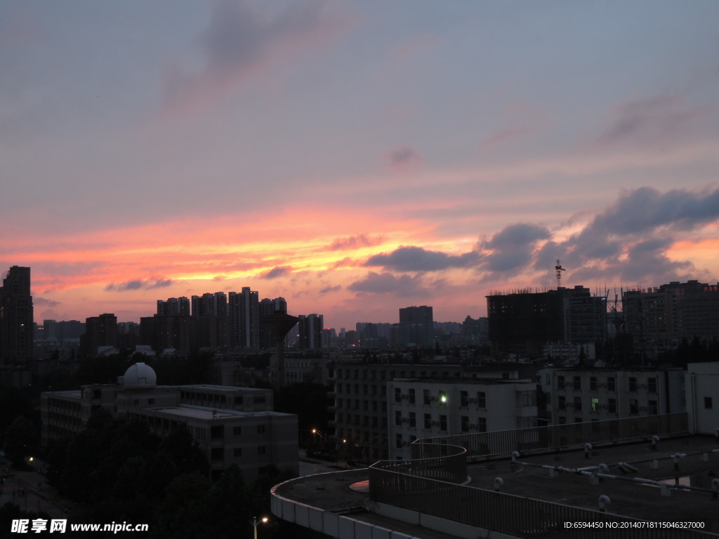 晚霞   日落  樓房   
