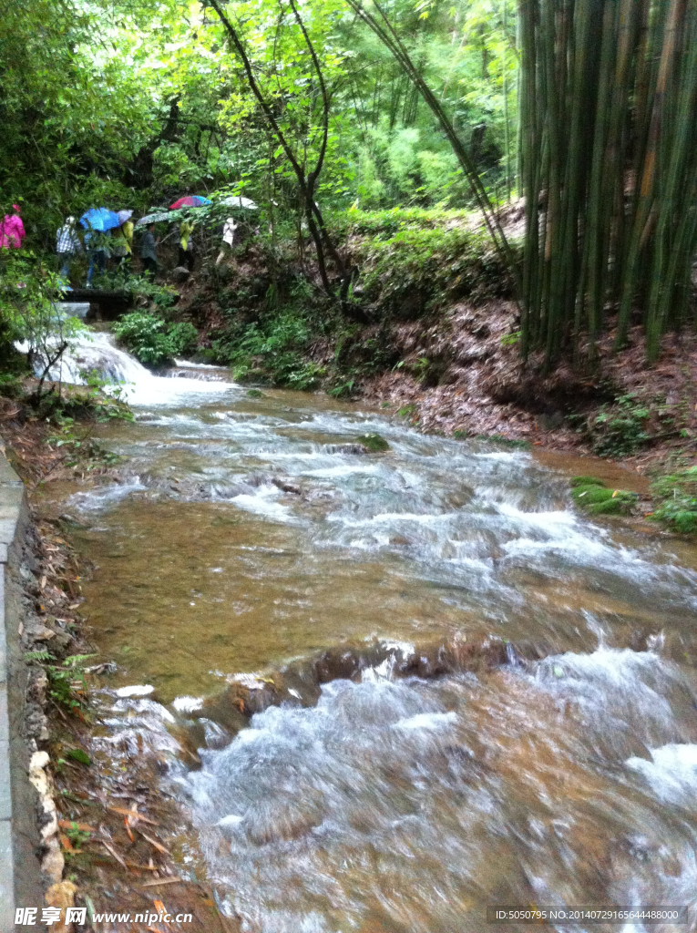 山林小溪