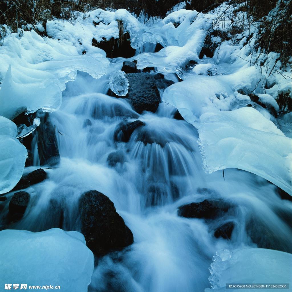 冰融的溪流