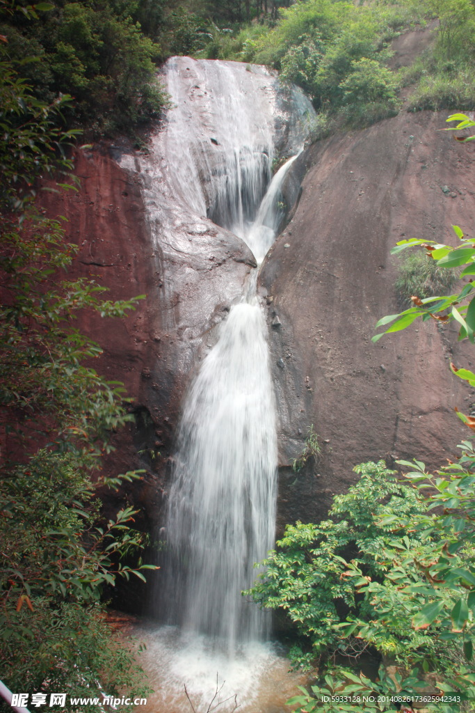 丹霞石壁自然瀑布飞流