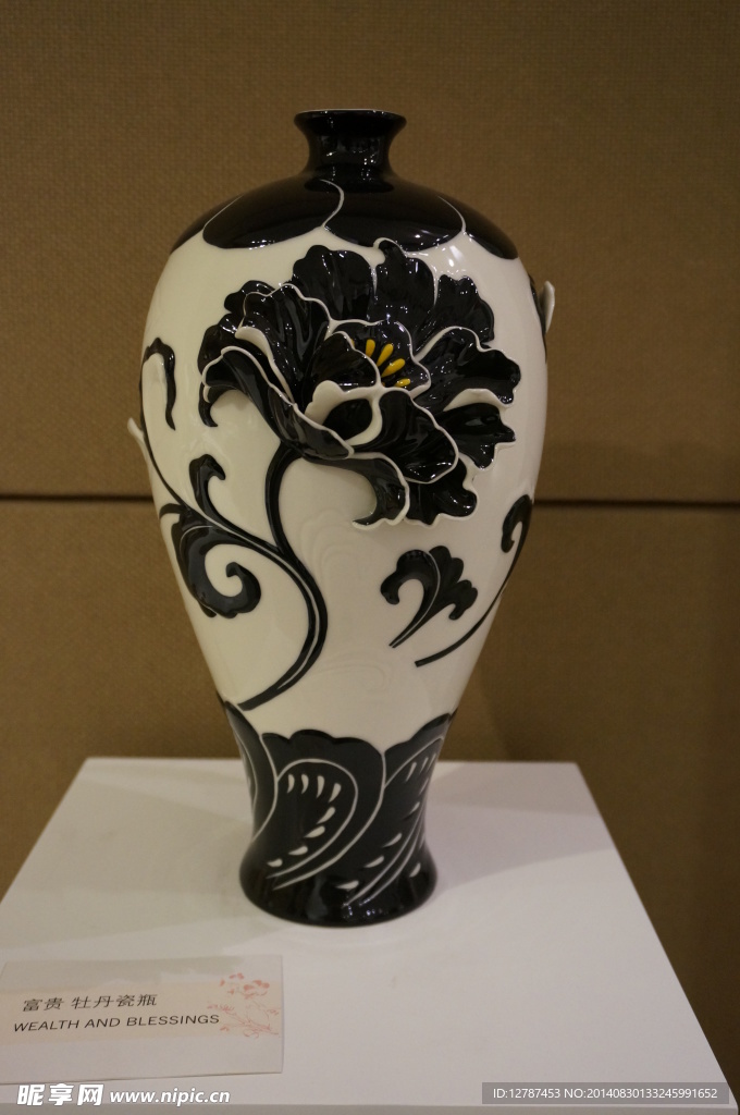 白色瓷瓶黑色装饰花纹