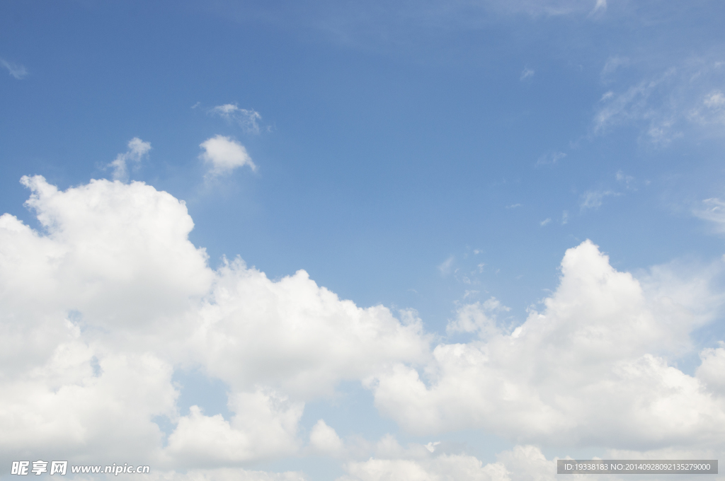 藍色天空背景