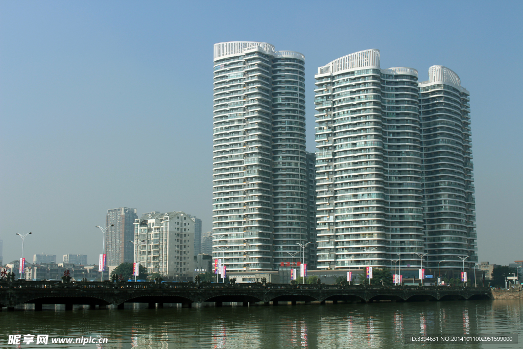湖畔高樓