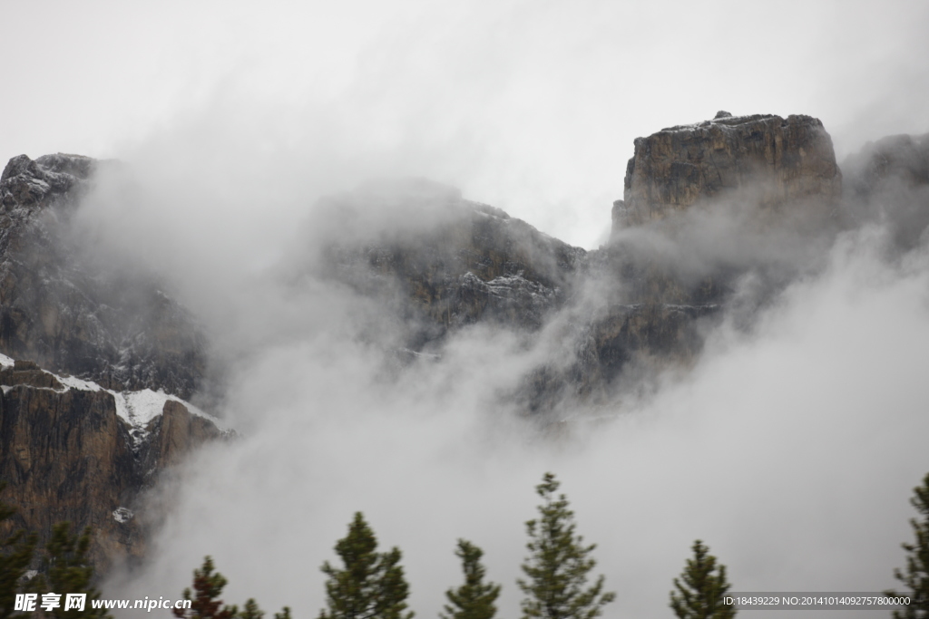 霧中雪山