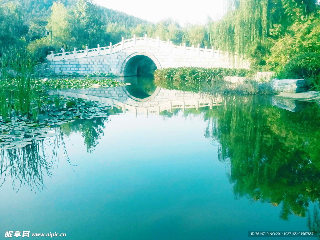 濃妝山水