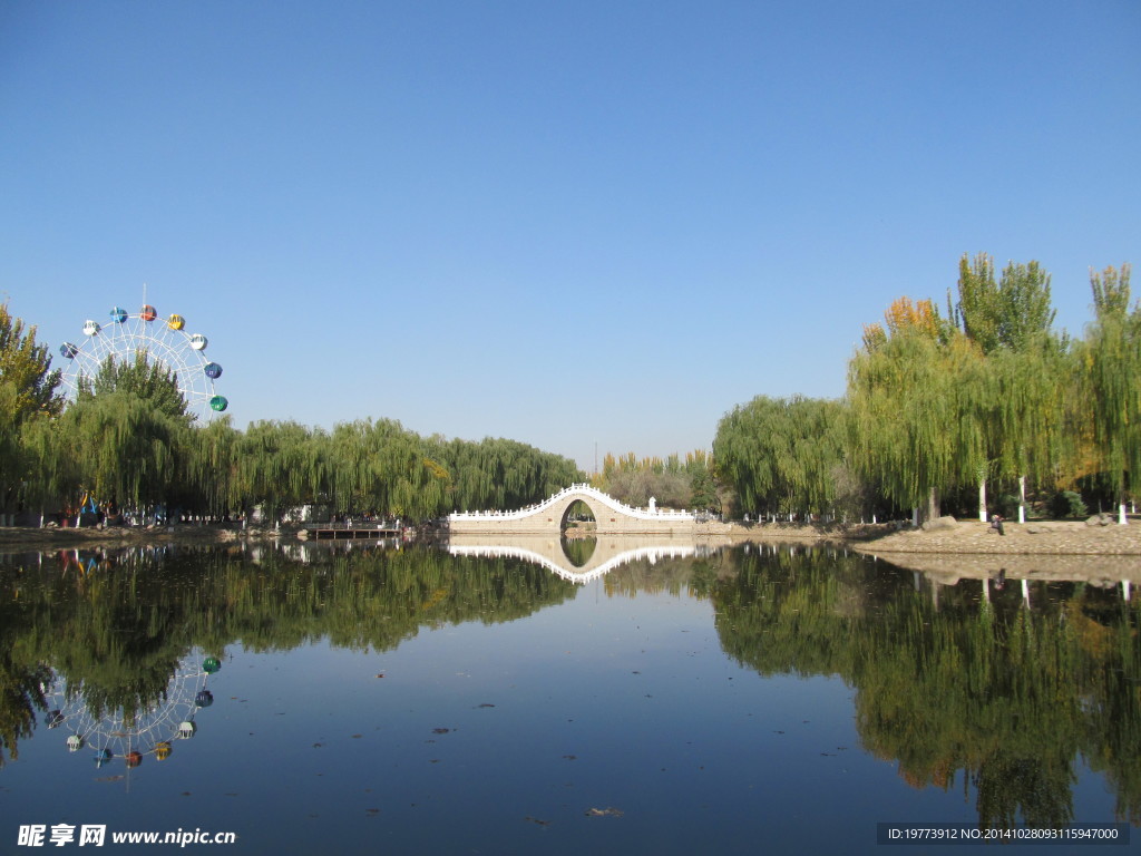 旅游風(fēng)景區(qū)倒影畫面