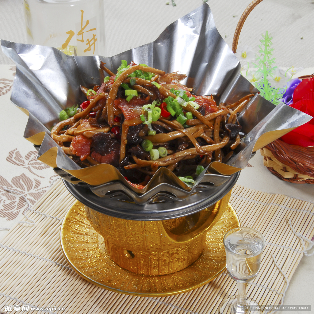 紙鍋腌肉茶樹(shù)菇