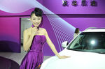 车展的紫色美女车模