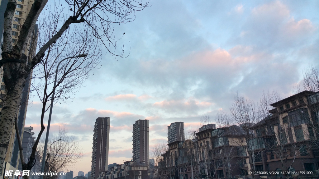 早晨城市上空的彩云