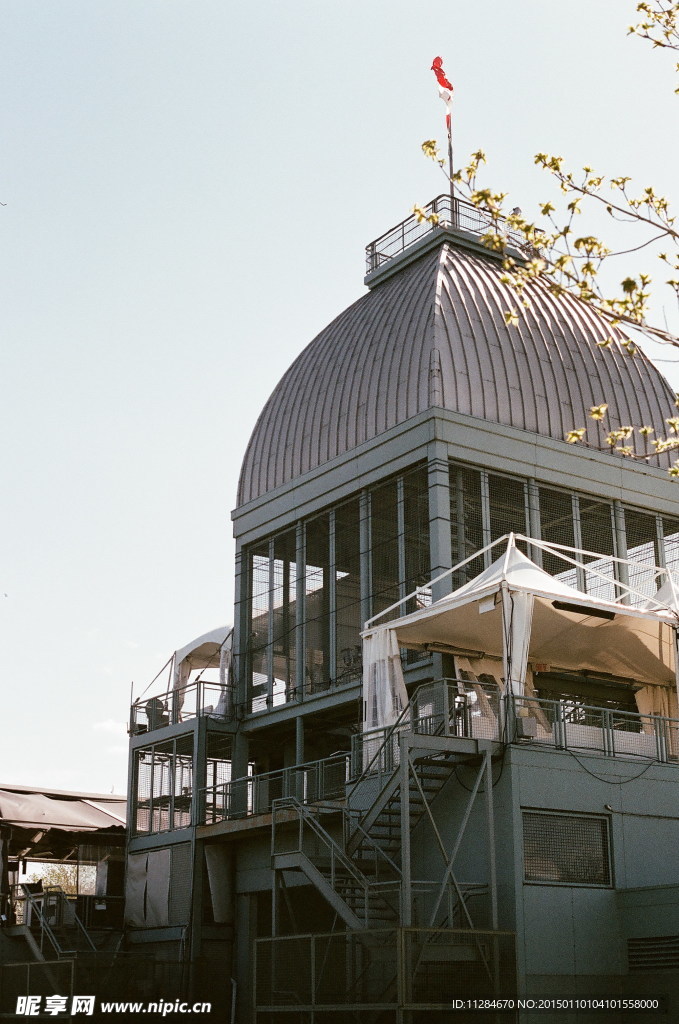 金屬圓頂建筑
