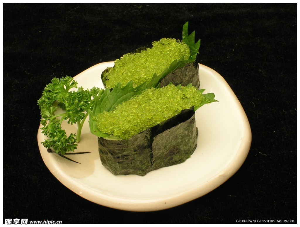 绿蟹籽寿司