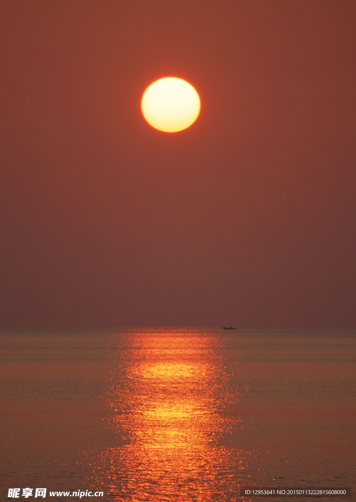 夕陽下海水圖片