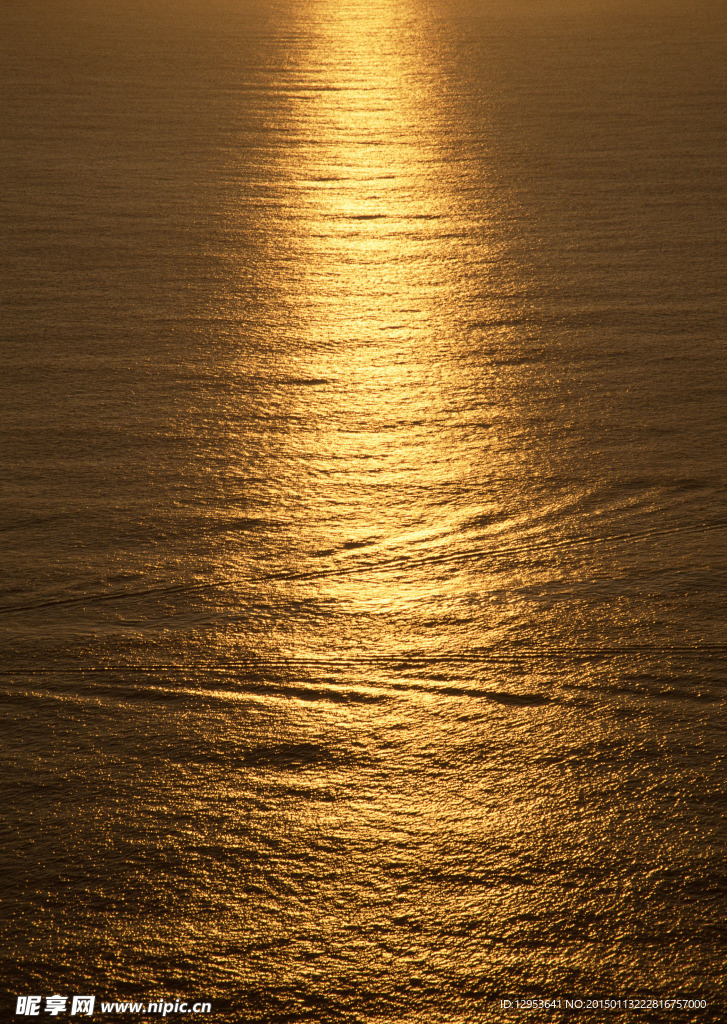 夕陽下海水圖片