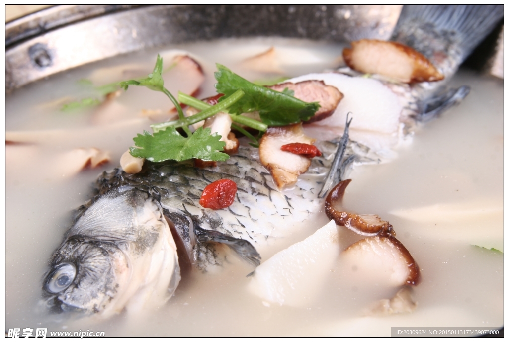 山菌臘味煮鯽魚