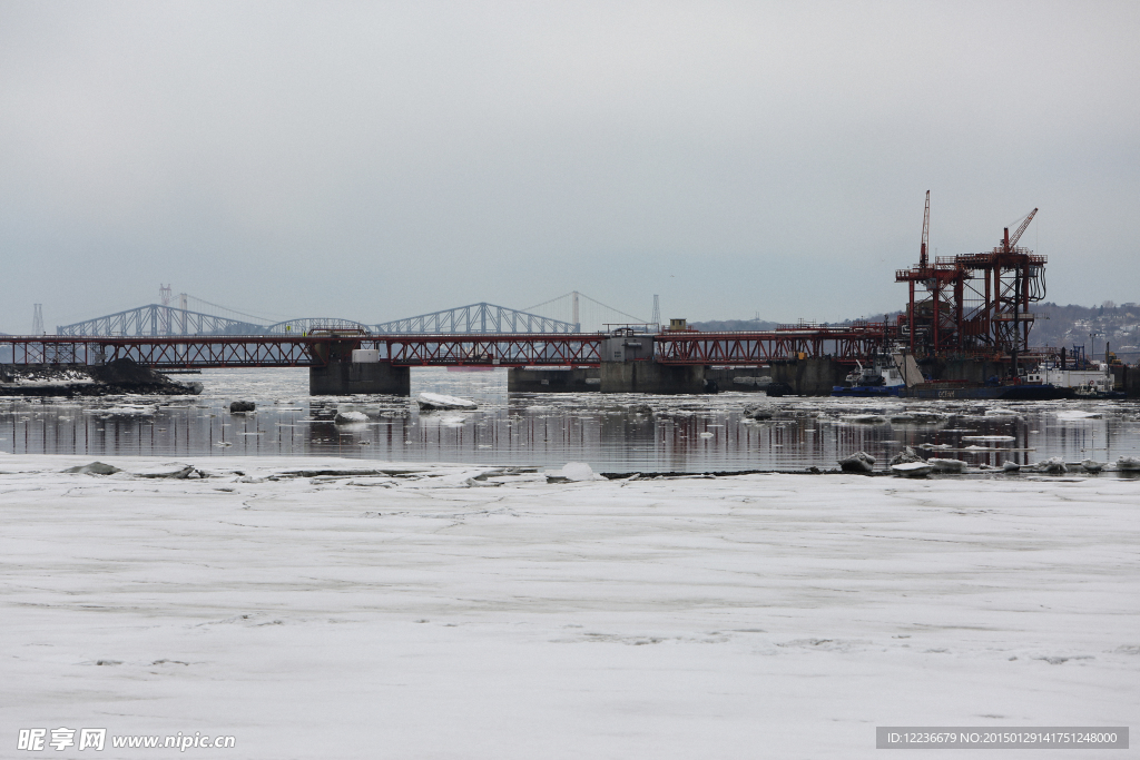 冰雪中的大橋