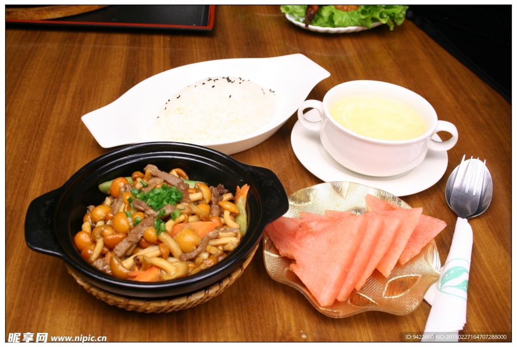 滑菇里脊煲仔飯