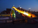 灯光笼罩的桥