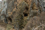 郎木寺大峡谷石壁上的山洞