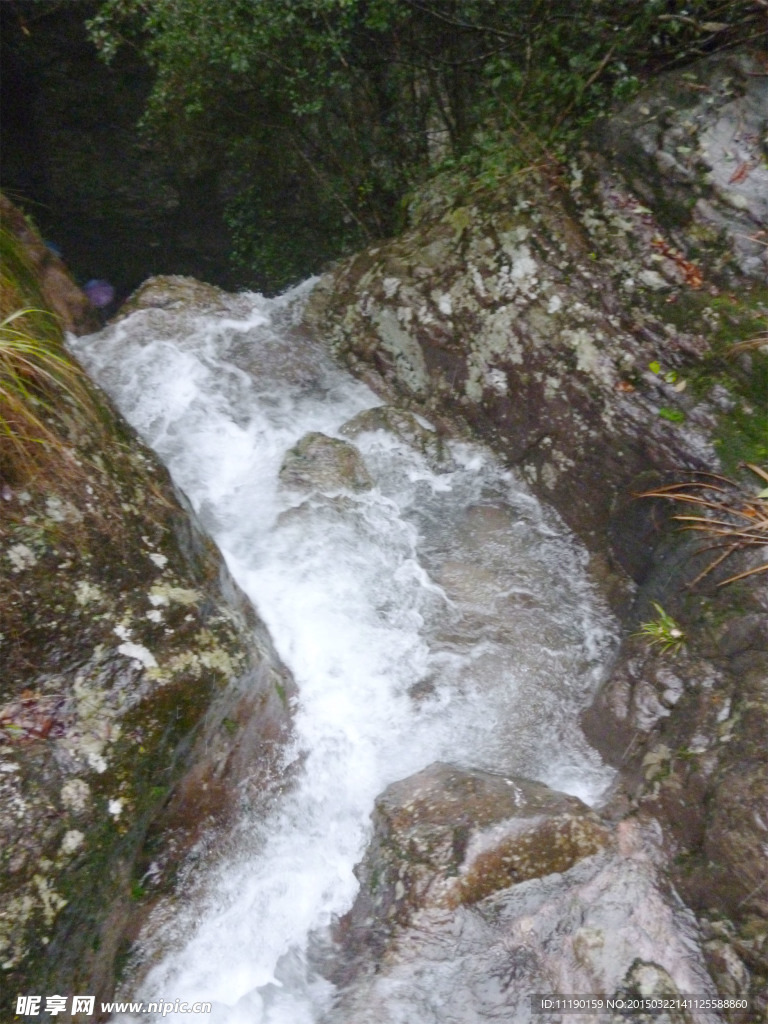 山間溪水