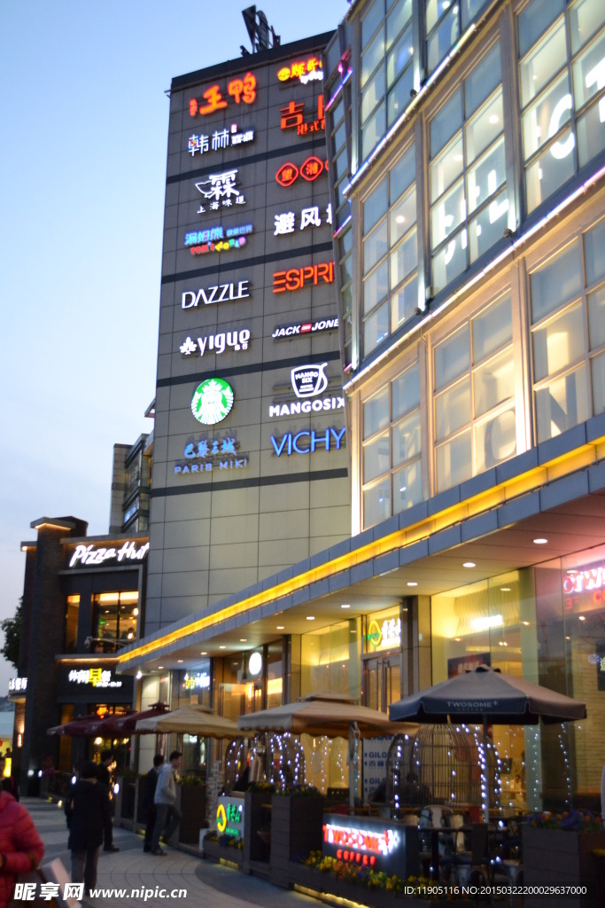 商場霓虹燈