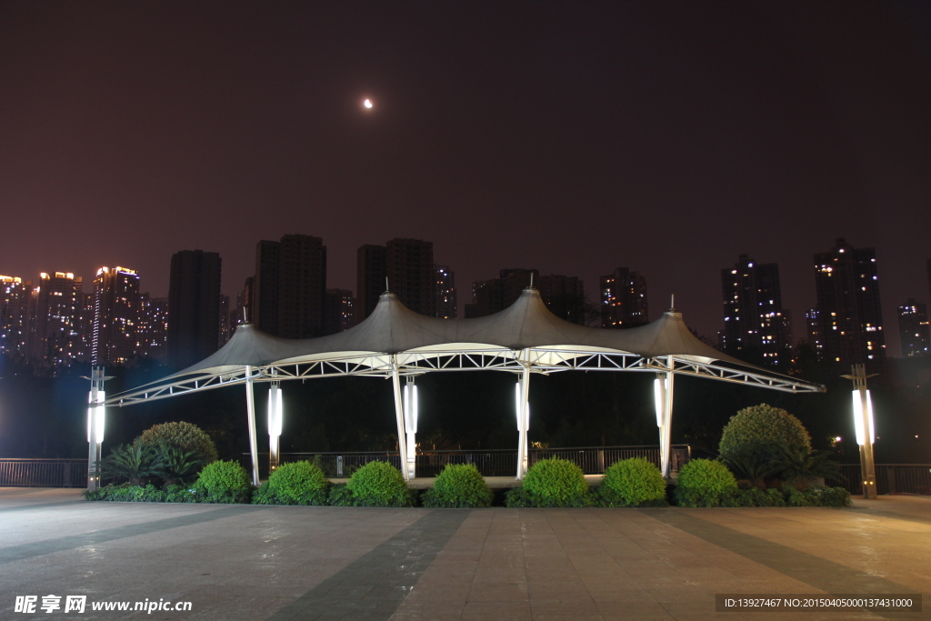 融僑公園廣場夜景