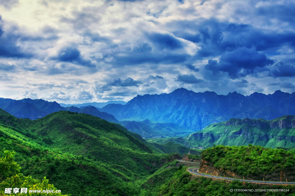 綠色山水風(fēng)景圖