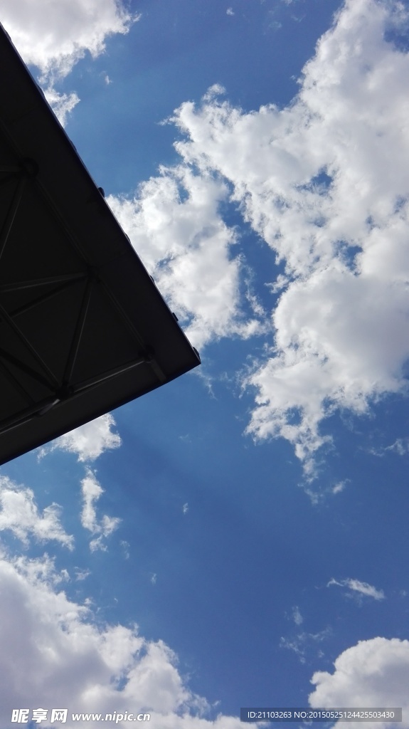 屋檐外的空
